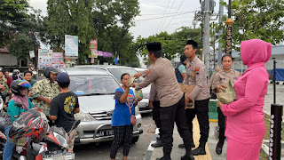 Polres Klaten Bagikan 100 Paket Takjil kepada Warga di Stasiun Klaten